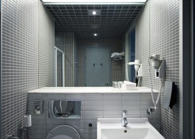 bathroom-interior-PTSQMC9
